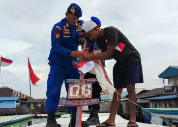 Semarak HUT RI ke-80, Ditpolairud Polda Kaltim Gelar Aksi Pembagian Bendera Merah Putih