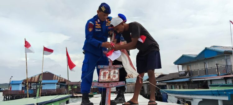 Semarak HUT RI ke-80, Ditpolairud Polda Kaltim Gelar Aksi Pembagian Bendera Merah Putih