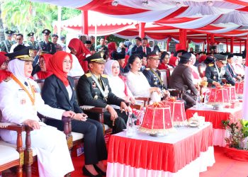 Memperingati HUT RI ke-80, Kapolda Sulsel Hadiri Upacara Pengibaran Duplikat Bendera Merah Putih di Rujab Gubernur Sulsel