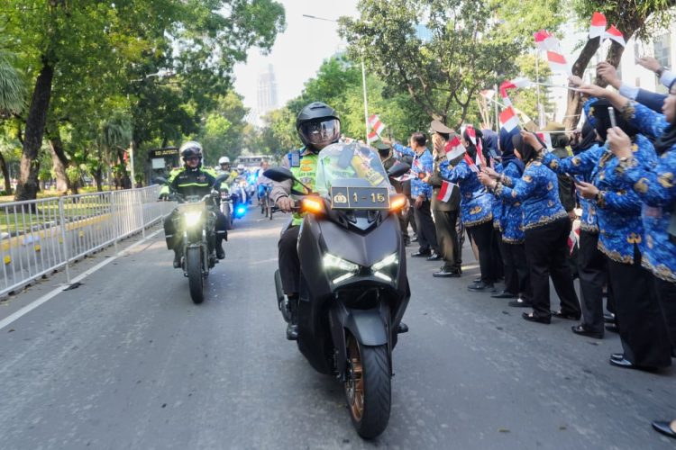 Naik Motor, Kakorlantas Polri Tinjau Langsung Pengamanan Lalu Lintas Puncak HUT ke-80 RI