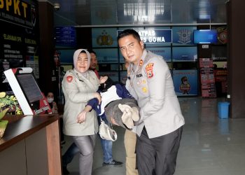 Bukti Kepedulian Polri..! Kapolres Gowa Spontan Bantu Gotong Wanita Pingsan di Gedung Pelayanan Terpadu