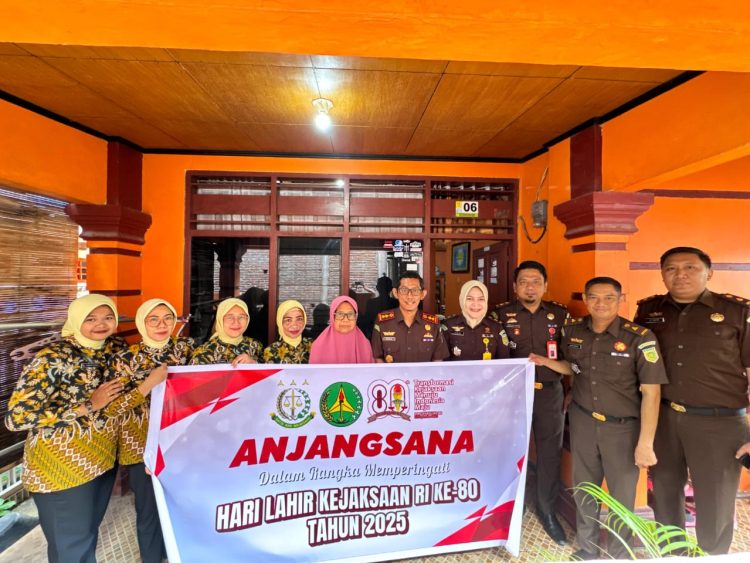 Kegiatan Anjangsana ke rumah-rumah Purnaja dalam rangka Peringatan Hari Lahir Kejaksaan Ke-80 Tahun 2025
