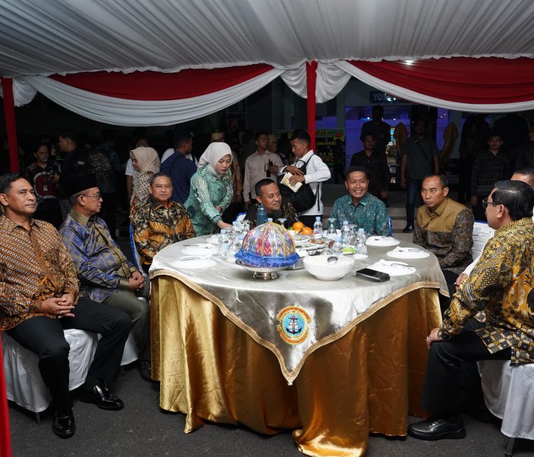 Gelar Pisah Sambut, Pangdam XIV/Hsn Hadiri Acara Pisah Sambut Danlantamal VI dan Dankodaeral VI di Dermaga Layang Kodaeral VI Makassar