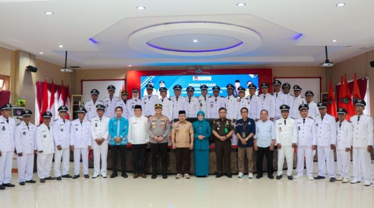 Kapolres Banggai Hadiri Pengukuhan 32 Kades, Perpanjangan Masa Jabatan