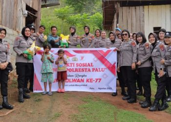 Polwan Polresta Palu Gelar Bakti Sosial di Desa Uwetumbu dalam Rangka HUT ke-77 Polisi Wanita