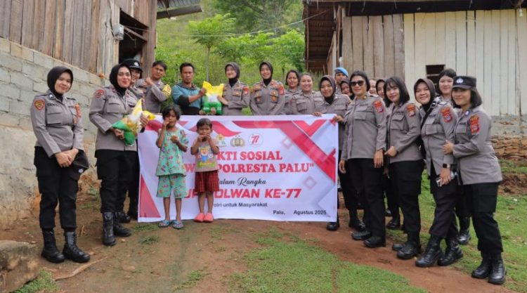 Polwan Polresta Palu Gelar Bakti Sosial di Desa Uwetumbu dalam Rangka HUT ke-77 Polisi Wanita