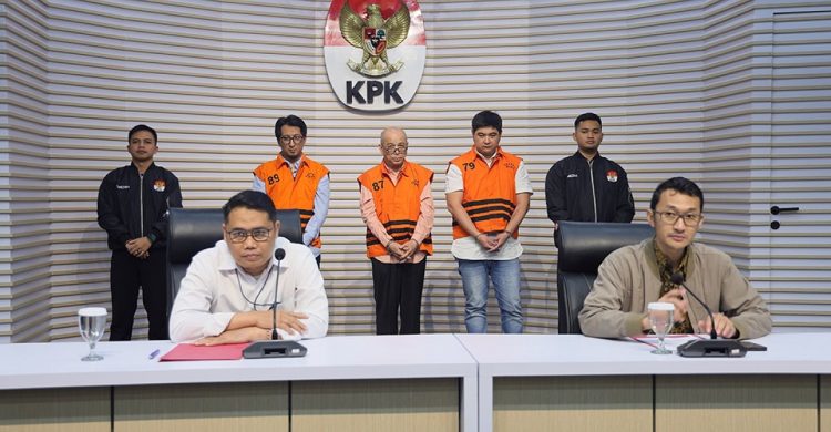 KPK Tahan Tiga Tersangka Korupsi Pengadaan Katalis di PT Pertamina (Persero) TA 2012- 2014