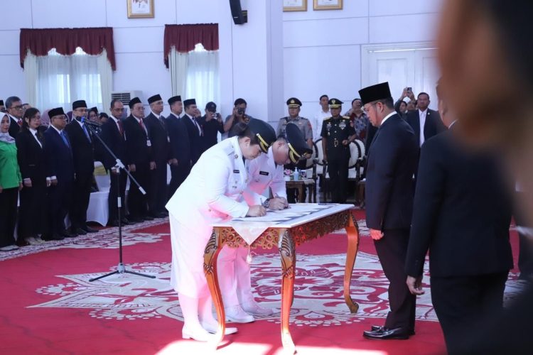 Gubernur Harum Lantik Bupati dan Wakil Bupati Mahakam Ulu Periode 2025–2030