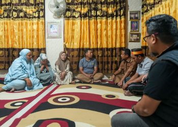 Kunjungi Rumah Duka Abay, Gubernur Sulsel Memberi Bantuan untuk Meringankan Beban dan Moril kepada Keluarga yang Ditinggalkan