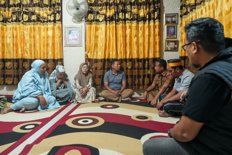 Kunjungi Rumah Duka Abay, Gubernur Sulsel Memberi Bantuan untuk Meringankan Beban dan Moril kepada Keluarga yang Ditinggalkan