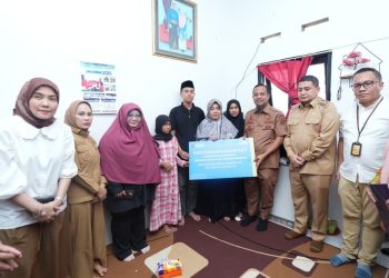 Gubernur Sulsel Serahkan Bantuan untuk Keluarga Kasi Kesra Korban Kebakaran DPRD Makassar