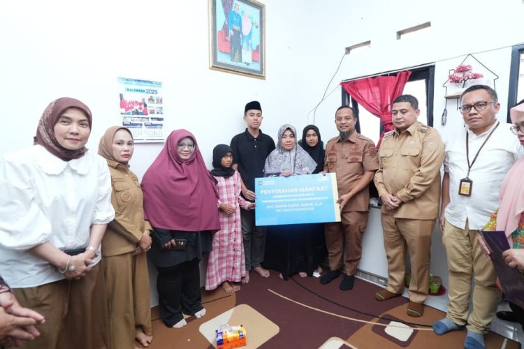 Gubernur Sulsel Serahkan Bantuan untuk Keluarga Kasi Kesra Korban Kebakaran DPRD Makassar