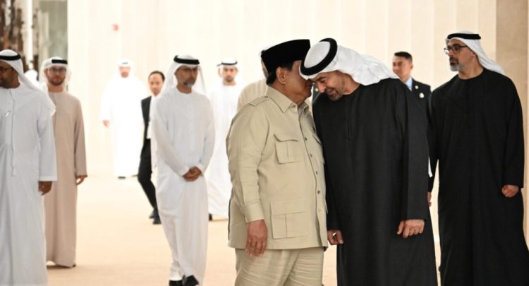 Momen Kedekatan Presiden Prabowo dan Presiden MBZ: Dari Jabat Tangan Erat hingga Bisik Akrab di Abu Dhabi