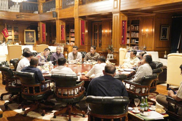 Presiden Prabowo Instruksikan Prototipe Listrik Pedesaan Tenaga Surya dan Bahas Giant Sea Wall di Hambalang