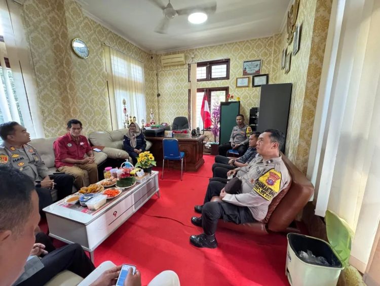 Kapolsek Loa Kulu Silaturahmi dengan Empat Kepala Desa, Perkuat Sinergi Jaga Kamtibmas