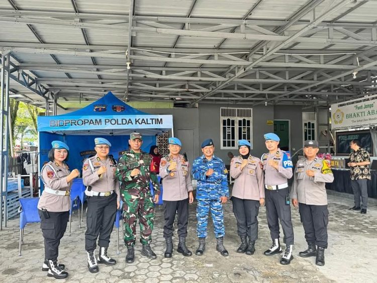 Sinergitas TNI-Polri, Bidpropam Polda Kaltim Gelar Bakti Kesehatan di Panti Jompo Bhakti Abadi Balikpapan