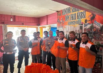 Gelar Baksos, Sie Propam Polres Berau Bagikan Paket Sembako untuk Masyarakat Teluk Bayur