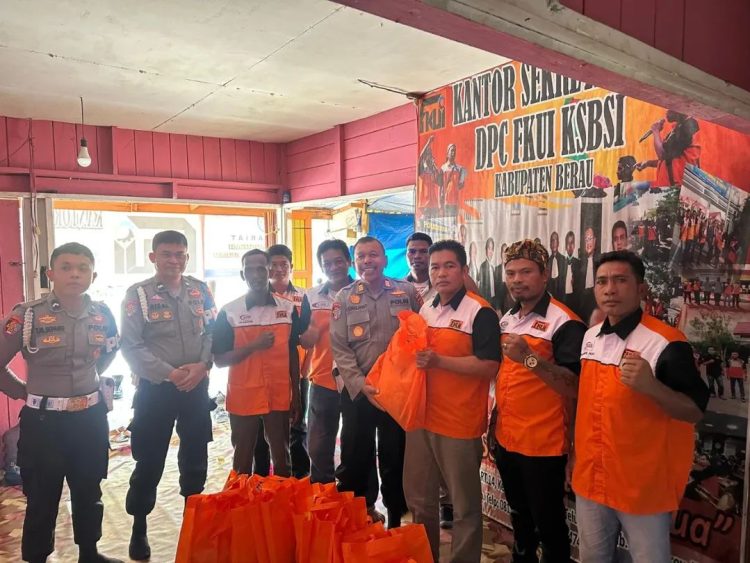 Gelar Baksos, Sie Propam Polres Berau Bagikan Paket Sembako untuk Masyarakat Teluk Bayur