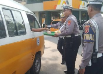 Tebar Kepedulian Melalui Jumat Berkah, Sat Lantas Polresta Balikpapan Bagikan Paket Makanan Kepada Pengendara Pengguna Jalan