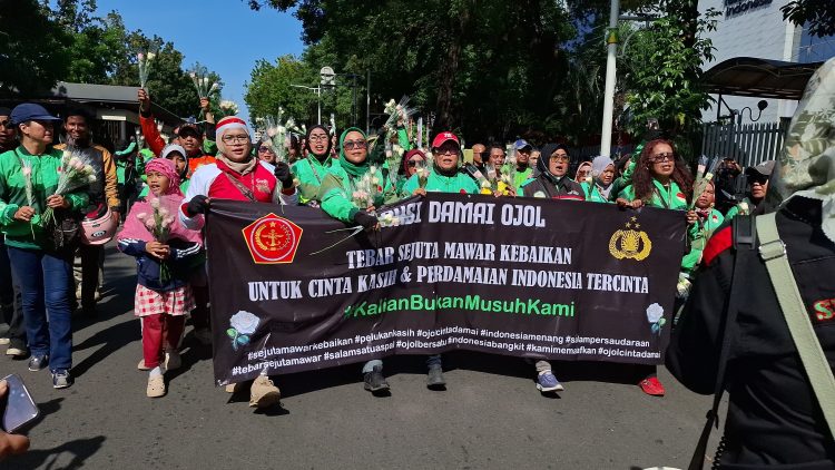 Bagikan Ribuan Mawar Untuk Anggota Polri dan TNI di Monas, Komunitas Ojol Tidak Mau Terprovokasi