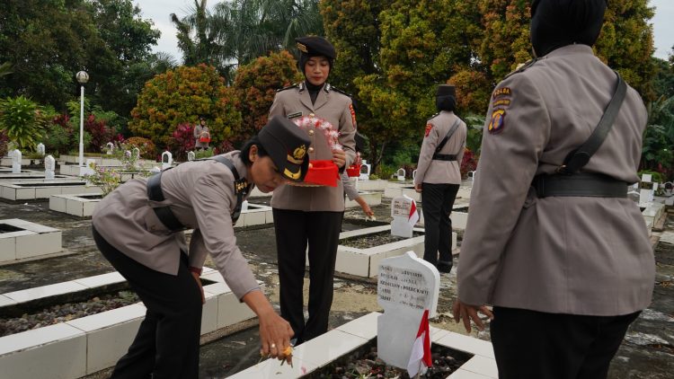 Peringati HUT Polwa ke-77, Polwan Polda Kaltim Gelar Ziarah dan Tabur Bunga di TMP Dharma Agung Balikpapan