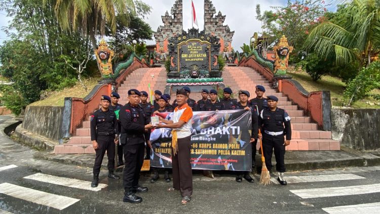 Brimob Kaltim Gelar Karya Bakti di Pura Giri Jaya Natha, Wujud Nyata Kepedulian dan Toleransi