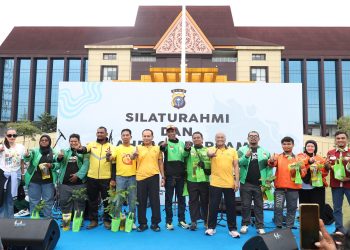 Perkuat Silaturahmi, Polisi dan Ojol Olahraga hingga Makan Bersama di Polda Riau