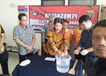 Satreskoba Polresta Balikpapan Gelar Pemusnahan Barang Bukti Narkoba Jenis Sabu dan Mengamankan Dua Orang di Tetapkan Sebagai Tersangka