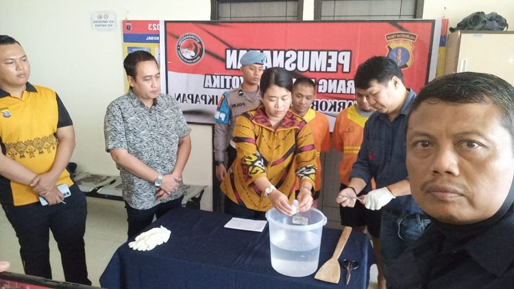 Satreskoba Polresta Balikpapan Gelar Pemusnahan Barang Bukti Narkoba Jenis Sabu dan Mengamankan Dua Orang di Tetapkan Sebagai Tersangka