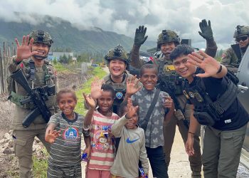 Patroli Gabungan Satgas Ops Damai Cartenz Bersama Polres Paniai Disambut Hangat Warga Bibida