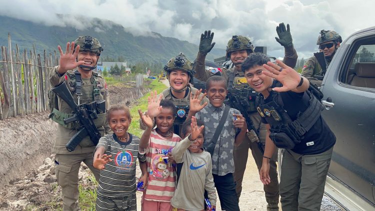 Patroli Gabungan Satgas Ops Damai Cartenz Bersama Polres Paniai Disambut Hangat Warga Bibida
