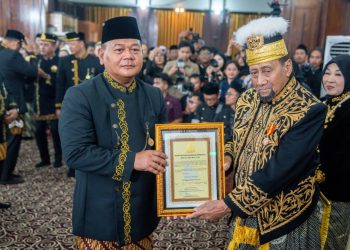 Kapolda Kaltim Terima Gelar Kehormatan dari Kesultanan Kutai Kartanegara Ing Martadipura