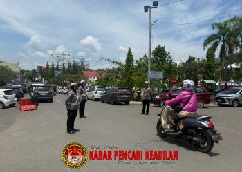 Wujud Pelayanan Prima, Personel Sat Lantas Polres Wajo Lakukan Pengaturan Lalu Lintas di Hari Jumat