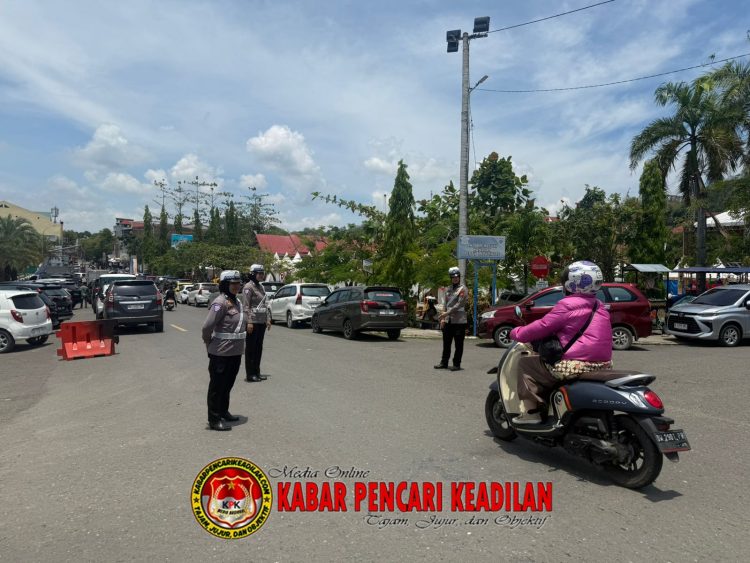 Wujud Pelayanan Prima, Personel Sat Lantas Polres Wajo Lakukan Pengaturan Lalu Lintas di Hari Jumat
