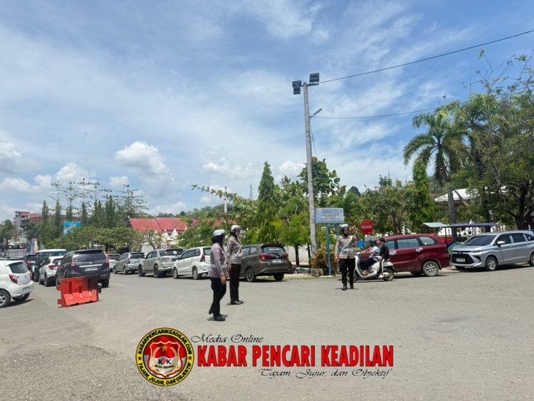 Wujud Pelayanan Prima, Personel Sat Lantas Polres Wajo Lakukan Pengaturan Lalu Lintas di Hari Jumat