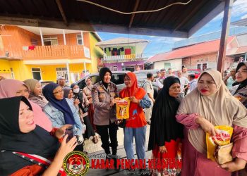 Terus Menebar Kepedulian, Polwan Polda Kaltim bersama Bhayangkari Daerah Kaltim Berbagi Sembako kepada Masyarakat yang Membutuhkan