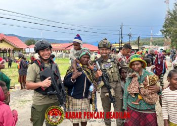 HUT Kabupaten Paniai, Ops Damai Cartenz dan Polres Paniai Berbagi Keceriaan di Tradisi Bakar Batu