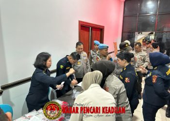 Kabiddokkes Polda Kaltim Tinjau Langsung Pelaksanaan Deteksi Dini Narkoba terhadap Personel