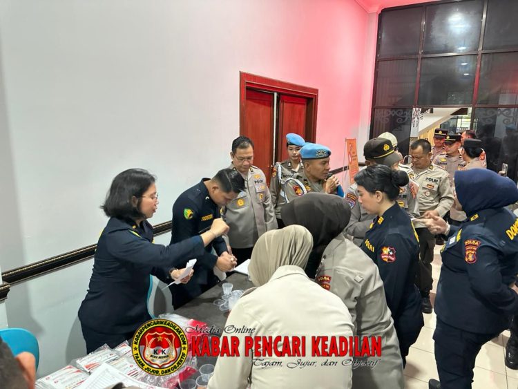 Kabiddokkes Polda Kaltim Tinjau Langsung Pelaksanaan Deteksi Dini Narkoba terhadap Personel