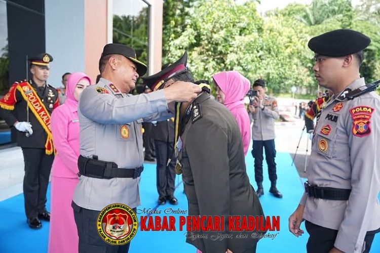 Polda Kaltim Gelar Tradisi Wisuda Purna Bakti, Kapolda Sampaikan Apresiasi dan Pesan Haru untuk Personel yang Purna Tugas