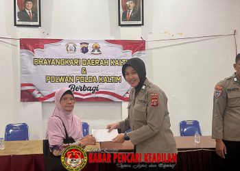 Polwan dan Bhayangkari Polda Kaltim Gelar Aksi Sosial “Berbagi” di Kelurahan Karang Jati Balikpapan