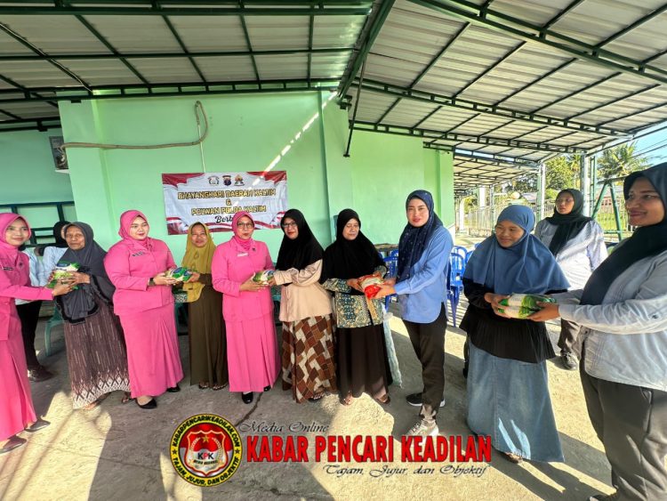 Polwan Ditresnarkoba dan Bhayangkari Daerah Kaltim Gelar Aksi Sosial Berbagi Gula untuk Warga Manggar Baru