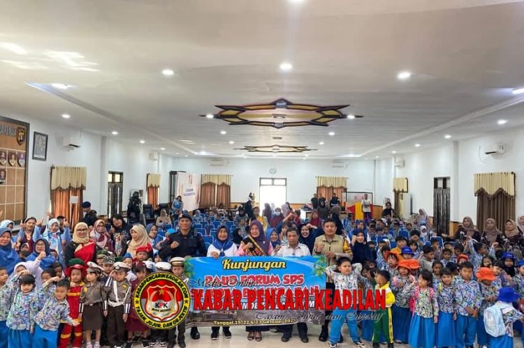 Brimob Polda Kaltim Kenalkan Tugas Polisi pada Anak Usia Dini Lewat Kunjungan Edukasi “Polisi Sahabat Anak”