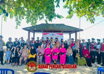 Berbagi Kasih di Tepi Pantai, Polwan dan Bhayangkari Polda Kaltim Ulurkan Bantuan untuk Warga