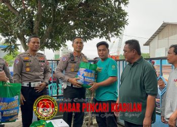 Melalui Program ‘Polantas Menyapa’, Ditlantas Polda Kaltim Ajak Tertib dan Peduli Keselamatan kepada Para Buruh dan Sopir Truk