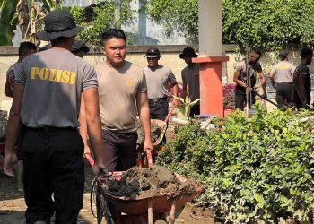 Aksi Kemanusiaan di Tanah Rencong, Personel BKO Brimob Kaltim Pulihkan Fasilitas Pendidikan di Aceh Utara