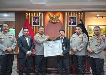 Kapolda Kaltim Terima Piagam Presisi Award