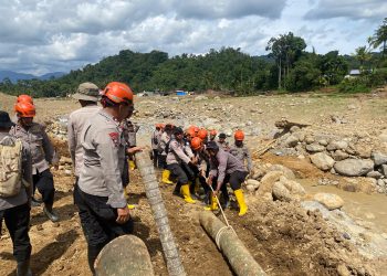 Pemulihan Akses Warga, Brimob Jambi Bangun Jembatan Darurat Antar Desa Kampung Tengah Timur dan Padang Landua