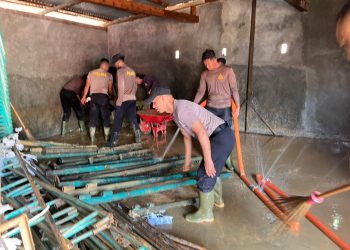 Brimob Polda Sumut Laksanakan Gotong Royong Pembersihan Rumah dan Gudang Warga Terdampak Bencana
