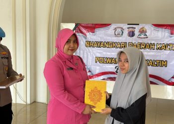 Polwan Polda Kaltim Bersama Bhayangkari Berbagi di Pondok Pesantren Syaichona Cholil Balikpapan